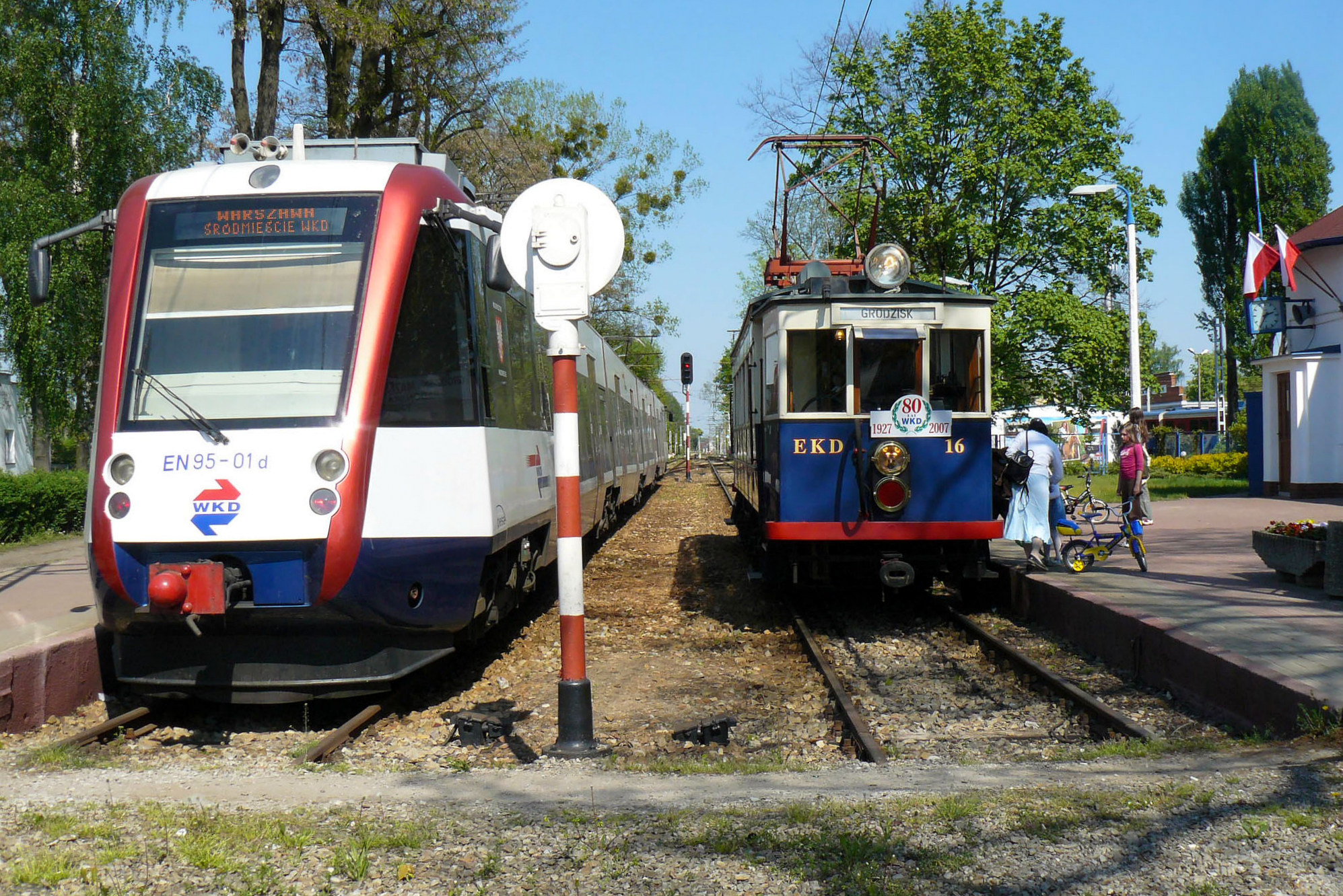 Pociąg EN95 i wagon EN80 na stacji Grodzisk Mazowiecki Radońska