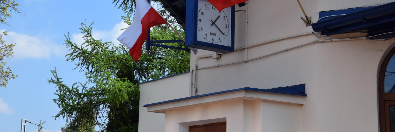 zdjęcie flagi Polski i flagi Mazowsza na budynku stacyjnym w Grodzisku Mazowieckim