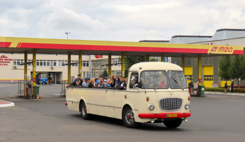 Zabytkowymi autobusami na Dzień Otwarty w WKD