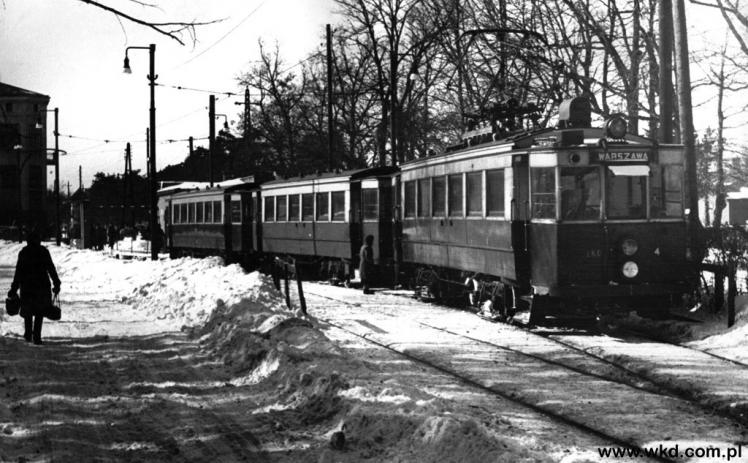 Wagon silnikowy nr 4 wraz z dwoma doczepnymi w zimowej scenerii końcowego przystanku linii EKD przy stacji PKP w Milanówku, koniec lat 40-tych XX w.