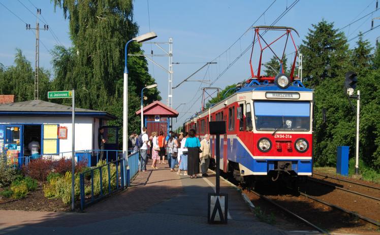 Elektryczny zespół trakcyjny EN94-31 podczas obsługi porannego szczytu przewozowego, przystanek osobowy „Michałowice”, 2008 r.