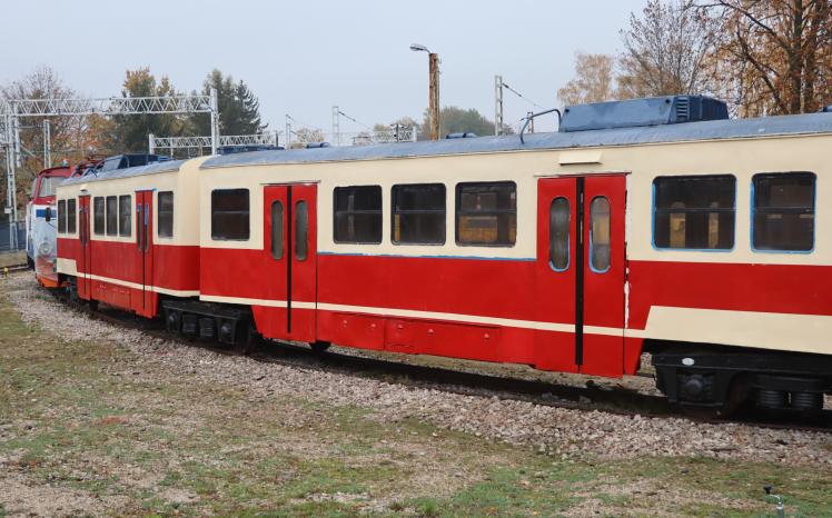36._pociąg_en94-17_w_trakcie_prac_renowacyjnych