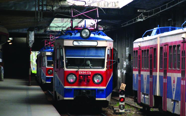 4._pociąg_en94-17_na_st._warszawa_śródmieście_wkd