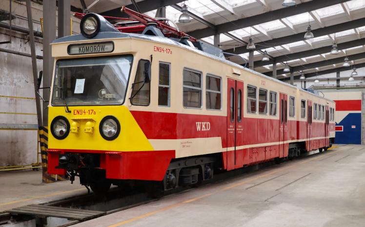 44._pociąg_en94-17_w_trakcie_prac_renowacyjnych