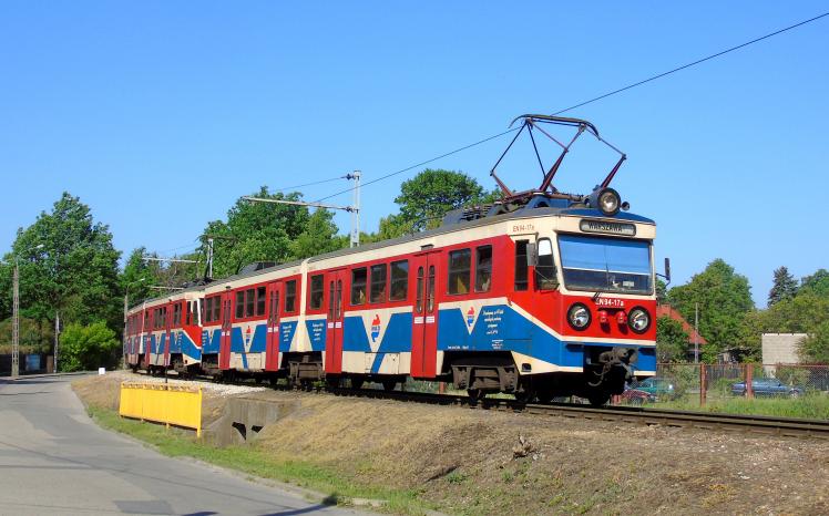 6._pociąg_en94-17_na_przystanku_milanówek_grudów