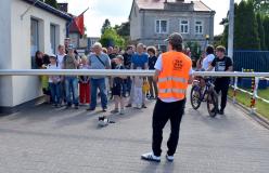 44.noc_muzeów_lokomotywa_osoby_czekające_przed_szlabanem