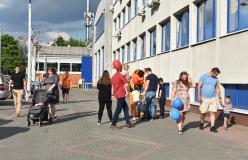 66.noc_muzeów_zwiedzający_przy_biurowcu