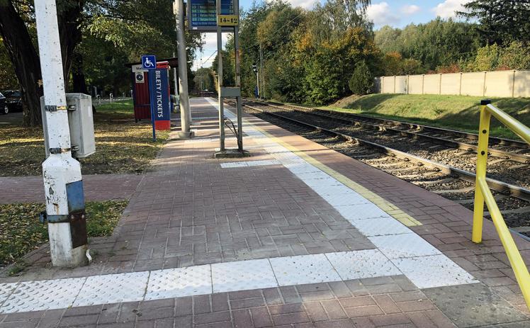 WEJŚCIE NA PERON W KIERUNKU WARSZAWY