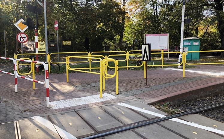 WEJŚCIE NA PERON W KIERUNKU WARSZAWY