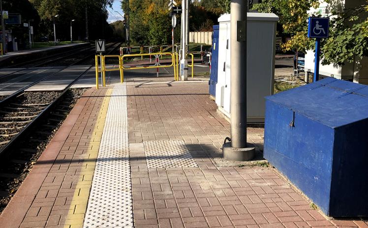 WEJŚCIE NA PERON W KIERUNKU GRODZISKA MAZOWIECKIEGO