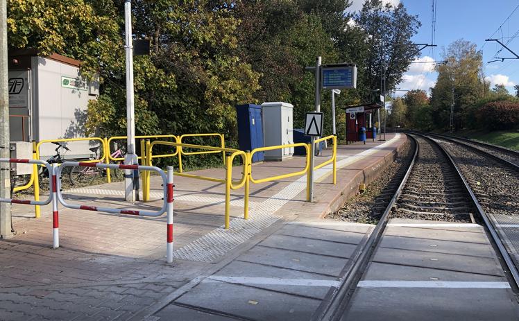 WEJŚCIE NA PERON W KIERUNKU GRODZISKA MAZOWIECKIEGO