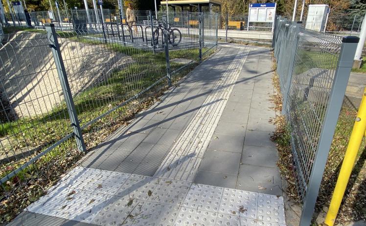 WEJŚCIE NA PERON W KIERUNKU WARSZAWY