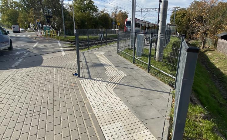WEJŚCIE NA PERON W KIERUNKU GRODZISKA MAZOWIECKIEGO